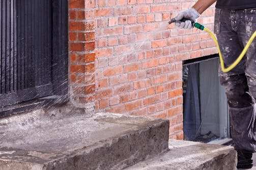 Overfladen skal fugtes med vand og påføres primer, så den nye beton kommer til at hæfte ordentligt. Overfladen skal fugtes med vand og påføres primer, så den nye beton kommer til at hæfte ordentligt.